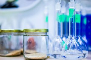 Czym się różnią surowce chemiczne od mineralnych i biologicznych?